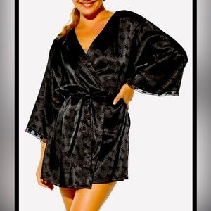Yitty Sattin Pretty Mini Robe. Size medium, black in color. NWT